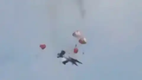 Gösteri Uçakları Havada Çarpıştı: Mürettebat Kurtuldu