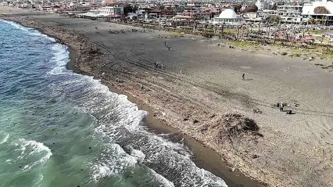 Hatay'da Sel Sonrası Samandağ Sahili Odun ve Atıklarla Kaplandı