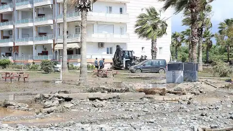 Hatay'da Şiddetli Sağanak: Dörtyol ve Hassa'da Su Baskınları Yaşandı