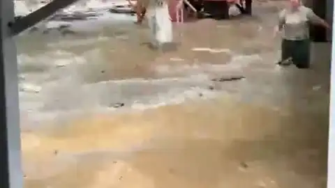 Hatay'ın Dörtyol İlçesinde Kuvvetli Sağanak Nedeniyle Caddeler ve Evler Su Altında Kaldı