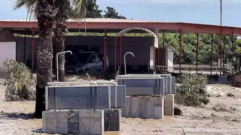 Hatay'ın Dörtyol İlçesinde Şiddetli Yağış Nedeniyle Araçlar Sular Altında Kaldı