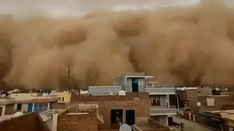 Hindistan'da Şiddetli Kum Fırtınası Hayatı Felç Etti