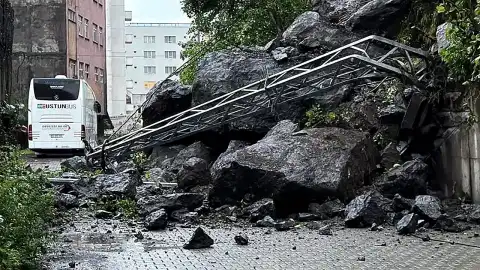 Hopa'da Heyelan: Yol Ulaşıma Kapandı
