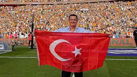 Hull City'de Tarihi Başarı: Acun Ilıcalı Taraftarlarla Buluştu