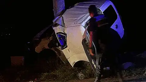 Isparta'da Direğe Çarpan Hafif Ticari Araçta 2 Kişi Hayatını Kaybetti, 2 Kişi Yaralandı