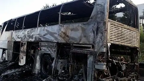 İstanbul'da Tur Otobüsü Motor Kısmından Alev Aldı