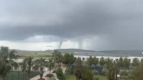 İzmir Menemen'de Hortum ve Dolu: Ani Hava Değişimi Etkili Oldu