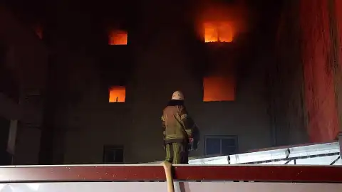 İzmir'de 5 Katlı Ayakkabı İmalathanesinde Yangın: 1 Kişi Dumandan Etkilendi