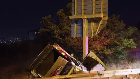 İzmir'de Feci Kaza: Hafif Ticari Araç Takla Attı, 2 Kişi Hayatını Kaybetti