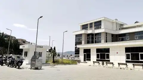İzmir'de Şantiyede Yanmış Kadın Cesedi Bulundu: Bir Kişi Gözaltına Alındı