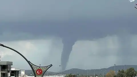 İzmir'in Menemen ilçesinde hortum oluştu