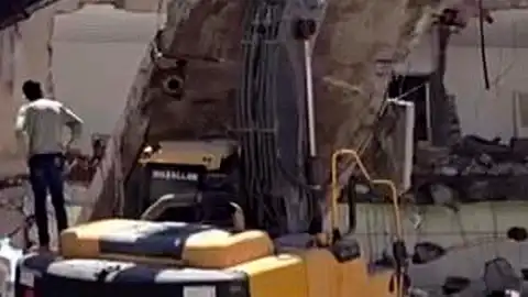 Kahta'da Yıkım Sırasında İş Makinesinin Üzerine Beton Bloğu Düştü