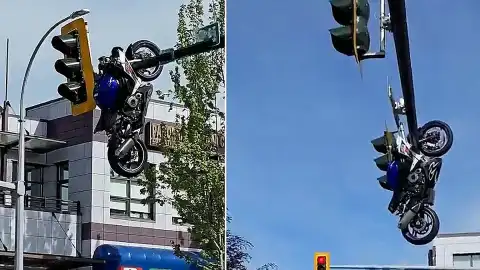 Kanada'da Trafik Kazası: Motosiklet Trafik Lambası Direğinde Asılı Kaldı