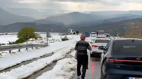 Karaman'da Ceviz Büyüklüğünde Dolu Yağışı Hayatı Olumsuz Etkiledi
