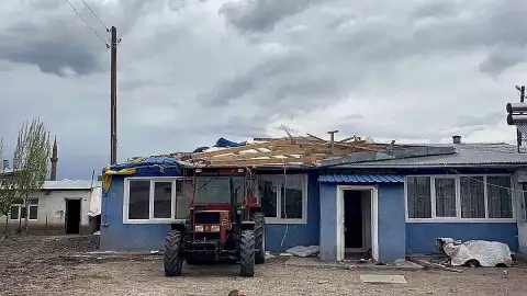 Kars'ta Şiddetli Rüzgar Maddi Hasara Yol Açtı: Çatılar Uçtu, Güneş Panelleri Savruldu