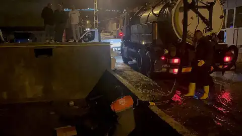 Kayseri'de Şiddetli Yağış: Binaların Bahçeleri ve Bodrum Katları Su Bastı, Trafikte Kalanlar Kurtarıldı
