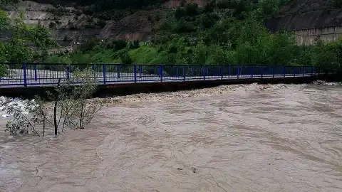 Kelkit Çayı'nda Debisi Yükseldi, Yeşilçam Köprüsü Ulaşıma Kapatıldı