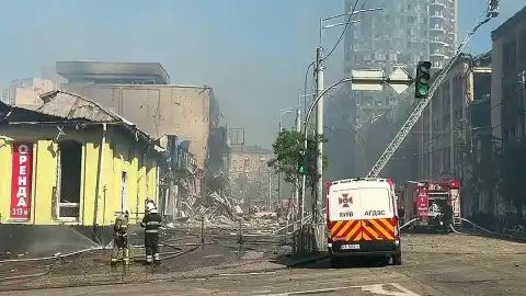 Kiev'de Füze ve Dron Saldırıları: Enkaz Kaldırma Çalışmaları CNN TÜRK Tarafından Görüntülendi