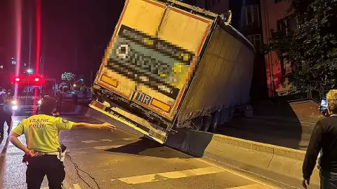 Küçükçekmece'de Geri Kayıp Refüje Çıkan Tır Caddeyi Kapattı
