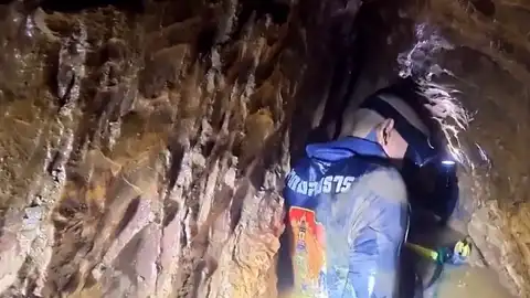 Laos'ta Sel Sularıyla Kapanan Mağarada Mahsur Kalan 5 Kişiye Ulaşıldı