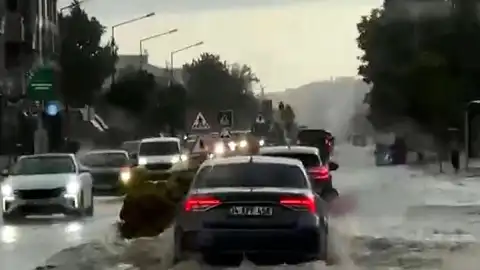 Lüleburgaz'da Şiddetli Sağanak Yağış Hayatı Felç Etti
