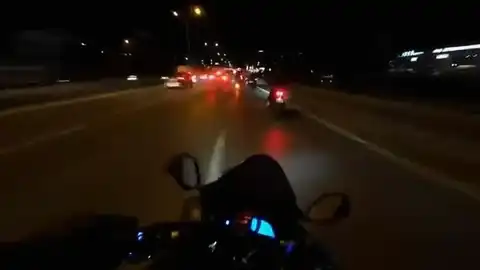 Maltepe'de otomobil devrildi, motosikletli son anda kurtuldu