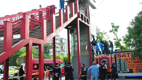 Manisa'da Üst Geçit Asansöründe Sıkışan Genç Hayatını Kaybetti