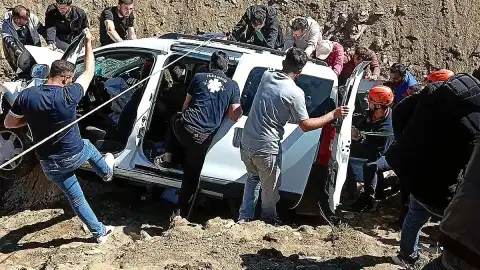 Muş'ta Çaya Düşen Otomobildeki Sürücü Yaralandı
