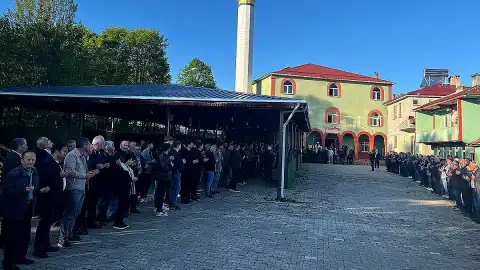 Ordu'da Bayram Namazı Sonrası Bayramlaşma İçin Uzun Kuyruklar Oluştu