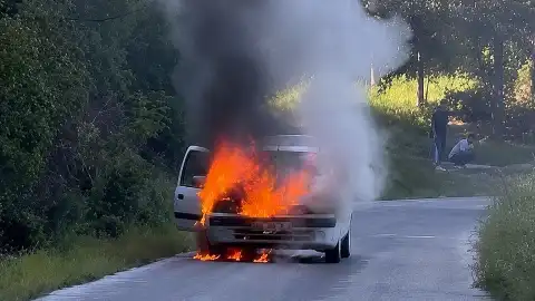 Osmaniye'de Ormana Yakın Noktada Otomobil Yangını Söndürüldü