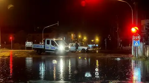Osmaniye'de Sağanak Yağış Sele Neden Oldu, Araçlar Suda Mahsur Kaldı