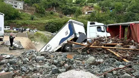 Osmaniye'nin Bahçe İlçesinde Heyelan: 6 Tır Zarar Gördü, Köy Yolları Kapandı