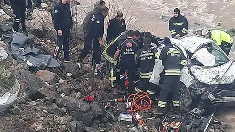 Otomobil Dereye Yuvarlandı: 2 Kişi Hayatını Kaybetti, 1 Kişi Yaralandı