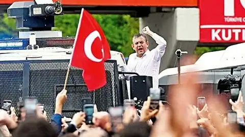 Özgür Özel, TOMA Üzerine Çıkarak Meclis'e Yürüdü