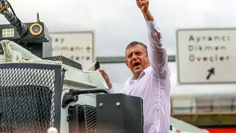 Özgür Özel'den İzmir Mitingi Çağrısı: "Yine Meydan Meydanayız"