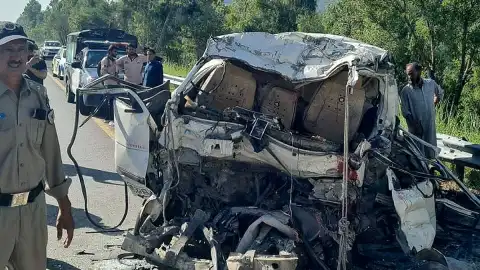 Pakistan'da Korkunç Kaza: 17 Kişi Hayatını Kaybetti