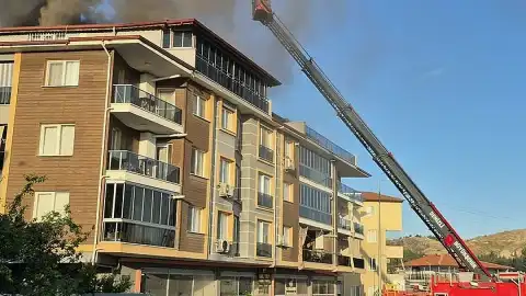 Pamukkale'de Apartman Çatısında Yangın: Hasar Meydana Geldi