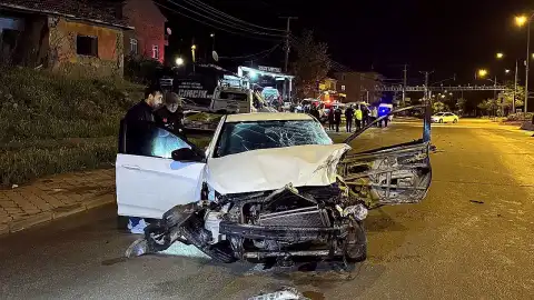 Park Halindeki Çekiciye Çarpan Otomobilde 1 Kişi Öldü, 1 Kişi Yaralandı