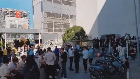 Pendik'te Alışveriş Merkezinde Yangın: Tahliye Edildi