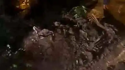 Rize'nin Ardeşen İlçesinde Heyelan Nedeniyle Köy Yolu Ulaşıma Kapandı
