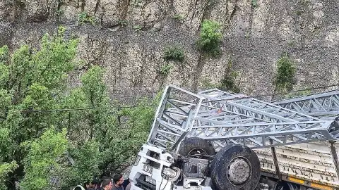 Şırnak-Uludere Kara Yolunda Elektrik Direği Yüklü Kamyon Şarampole Yuvarlandı: 1 Ölü