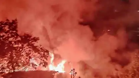 Sultanbeyli'de Gecekondu Yangını: 2 Kişi Kurtarıldı, Hasar Oluştu