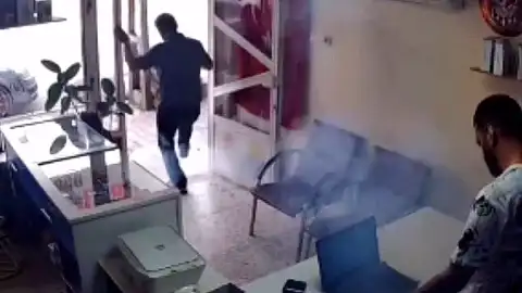 Tamir Edilen Cep Telefonu Bataryası Alev Alarak Patladı