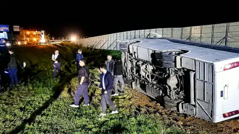 Taraftarları Taşıyan Midibüs Devrildi: 25 Yaralı