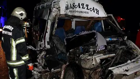 Tarım İşçilerini Taşıyan Minibüs TIR'a Çarptı: 9 Kişi Taburcu Oldu