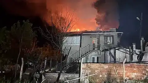 Tosya'da Çıkan Yangında İki Katlı Ev Kullanılmaz Hale Geldi