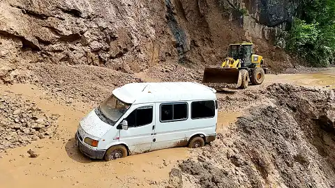 Trabzon'da Heyelan Sonucu Minibüs Çamura Saplandı: 3 Kişi Kurtarıldı