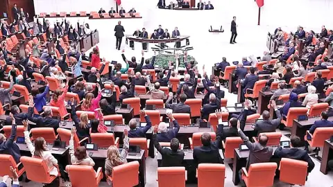 Varlık Barışı Kanunu TBMM'de Kabul Edildi: Kara Para ve Faiz Sarmalı Endişeleri Dile Getirildi