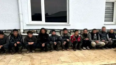 Yayladağı'nda Dron Destekli Operasyonda 11 Düzensiz Göçmen ve 1 Organizatör Yakalandı