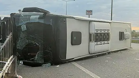 Yolcu Otobüsü Kontrolden Çıkarak Devrildi: 25 Yaralı